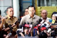 Menko Bidang Infrastruktur dan Pembangunan Kewilayahan, Agus Harimurti Yudhoyono (AHY) didampingi Wali Kota Bekasi Tri Adhianto memberikan keterangan kepada awak media saat meninjau proses evakuasi di Stasiun Bekasi Timur.(Foto: Humas Pemkot Bekasi)