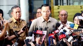 Menko Bidang Infrastruktur dan Pembangunan Kewilayahan, Agus Harimurti Yudhoyono (AHY) didampingi Wali Kota Bekasi Tri Adhianto memberikan keterangan kepada awak media saat meninjau proses evakuasi di Stasiun Bekasi Timur.(Foto: Humas Pemkot Bekasi)