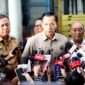Menko Bidang Infrastruktur dan Pembangunan Kewilayahan, Agus Harimurti Yudhoyono (AHY) didampingi Wali Kota Bekasi Tri Adhianto memberikan keterangan kepada awak media saat meninjau proses evakuasi di Stasiun Bekasi Timur.(Foto: Humas Pemkot Bekasi)