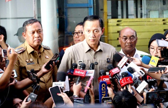 Menko Bidang Infrastruktur dan Pembangunan Kewilayahan, Agus Harimurti Yudhoyono (AHY) didampingi Wali Kota Bekasi Tri Adhianto memberikan keterangan kepada awak media saat meninjau proses evakuasi di Stasiun Bekasi Timur.(Foto: Humas Pemkot Bekasi)