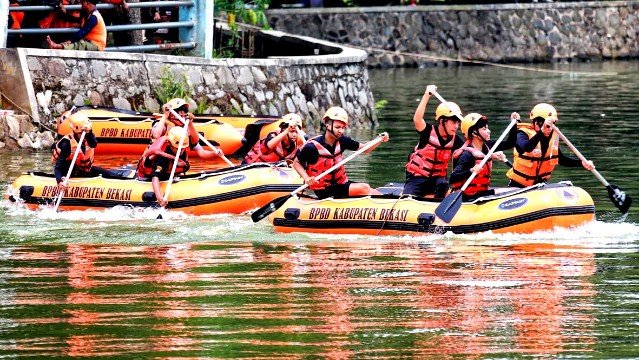 BPBD Bekasi menggelar lomba adu ketangkasan dayung perahu di Situ Rawa Binong, Cikarang Pusat.(Foto: Istimewa)