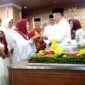 Wakil Wali Kota Bekasi Abdul Harris Bobihoe menyerahkan potongan tumpeng kepada Ketua GOW Kota Bekasi, Hj Tati Arianingsih pada HUT ke 21 GOW Kota Bekasi. (Foto: Doc Redaksi)