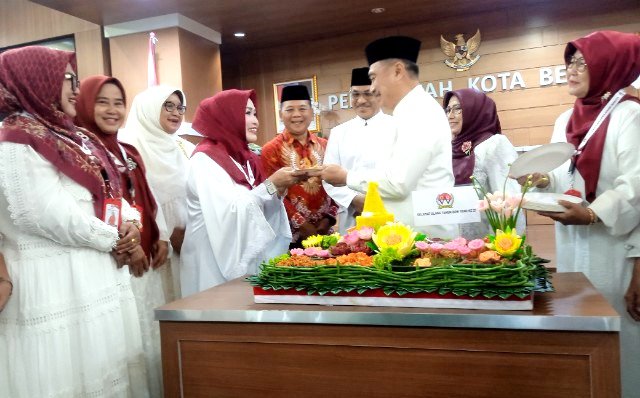 Wakil Wali Kota Bekasi Abdul Harris Bobihoe menyerahkan potongan tumpeng kepada Ketua GOW Kota Bekasi, Hj Tati Arianingsih pada HUT ke 21 GOW Kota Bekasi. (Foto: Doc Redaksi)
