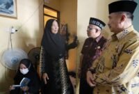 Wakil Wali Kota Bekasi Abdul Harris Bobihoe di Mahkota Cimuning Mustika Jaya, melayat Aulia Putri, korban ledakan SPBE Cimuning.(Foto: Humas Pemkot Bekasi)
