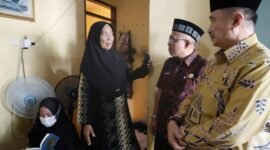 Wakil Wali Kota Bekasi Abdul Harris Bobihoe di Mahkota Cimuning Mustika Jaya, melayat Aulia Putri, korban ledakan SPBE Cimuning.(Foto: Humas Pemkot Bekasi)
