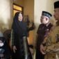 Wakil Wali Kota Bekasi Abdul Harris Bobihoe di Mahkota Cimuning Mustika Jaya, melayat Aulia Putri, korban ledakan SPBE Cimuning.(Foto: Humas Pemkot Bekasi)
