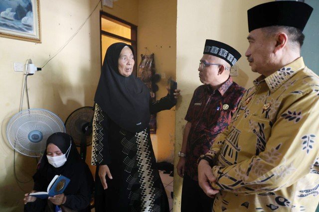 Wakil Wali Kota Bekasi Abdul Harris Bobihoe di Mahkota Cimuning Mustika Jaya, melayat Aulia Putri, korban ledakan SPBE Cimuning.(Foto: Humas Pemkot Bekasi)
