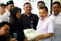 Wakil Wali Kota Bekasi Abdul Harris Bobihoe, pada penyaluran bantuan pangan dari Bapanas di kelurahan di Marga Mulya, Bekasi Utara.(Foto: Humas Pemkot Bekasi)