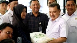 Wakil Wali Kota Bekasi Abdul Harris Bobihoe, pada penyaluran bantuan pangan dari Bapanas di kelurahan di Marga Mulya, Bekasi Utara.(Foto: Humas Pemkot Bekasi)