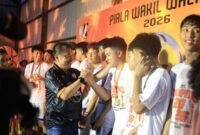 Wakil Wali Kota Bekasi Harris Bobihoe menyalami para atlet muda Basket pada gelaran N'yon Future Champ.(Foto: Humas Pemkot Bekasi)