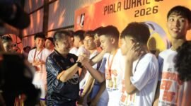 Wakil Wali Kota Bekasi Harris Bobihoe menyalami para atlet muda Basket pada gelaran N'yon Future Champ.(Foto: Humas Pemkot Bekasi)