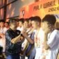 Wakil Wali Kota Bekasi Harris Bobihoe menyalami para atlet muda Basket pada gelaran N'yon Future Champ.(Foto: Humas Pemkot Bekasi)