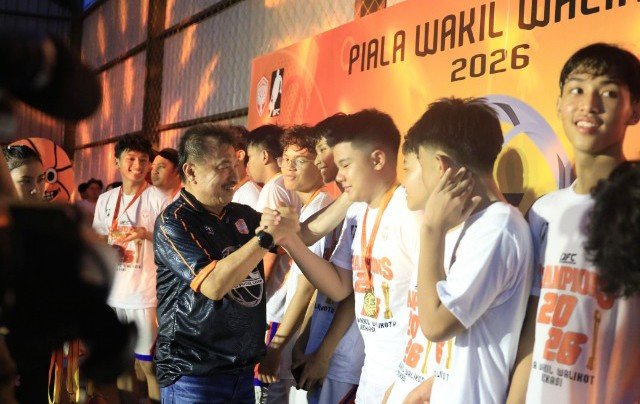 Wakil Wali Kota Bekasi Harris Bobihoe menyalami para atlet muda Basket pada gelaran N'yon Future Champ.(Foto: Humas Pemkot Bekasi)
