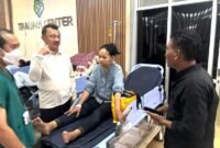 Wakil Wali Kota Bekasi Abdul Harris Bobihoe mengunjungi korban tabrakan KRL.(Foto: Humas Pemkot Bekasi)