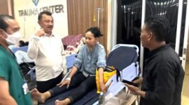 Wakil Wali Kota Bekasi Abdul Harris Bobihoe mengunjungi korban tabrakan KRL.(Foto: Humas Pemkot Bekasi)