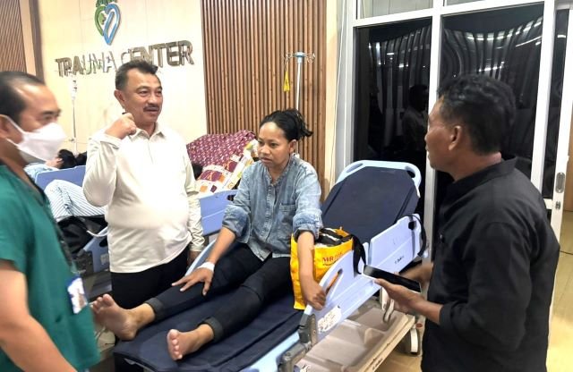 Wakil Wali Kota Bekasi Abdul Harris Bobihoe mengunjungi korban tabrakan KRL.(Foto: Humas Pemkot Bekasi)
