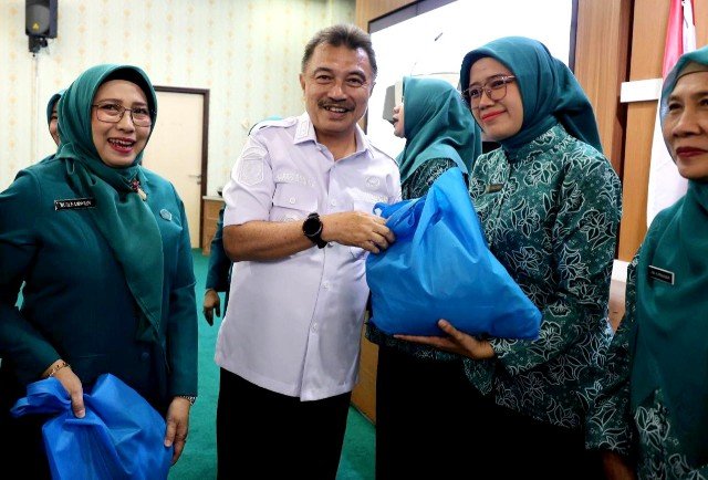 Wakil Walikota Bekasi Abdul Harris Bobihoe pada acara Peringatan Hari Kartini di Aula Nonon Sonthani, Rabu (22/4/2026).(Foto: Humas Pemkot Bekasi)