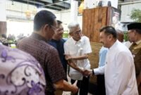 Wakil Walikota Bekasi Abdul Harris Bobihoe beramah tamah dengan para pensiunan Pemkot Bekasi pada acara Halal Bihalal.(Foto: Humas Pemkot Bekasi)