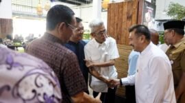 Wakil Walikota Bekasi Abdul Harris Bobihoe beramah tamah dengan para pensiunan Pemkot Bekasi pada acara Halal Bihalal.(Foto: Humas Pemkot Bekasi)