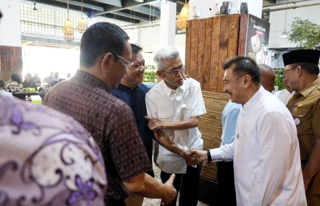 Wakil Walikota Bekasi Abdul Harris Bobihoe beramah tamah dengan para pensiunan Pemkot Bekasi pada acara Halal Bihalal.(Foto: Humas Pemkot Bekasi)