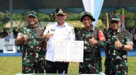 Wali Kota Bekasi, Tri Adhianto pada pembukaan program TMMD ke-128 tahun anggaran 2026, di Lapangan Eraska, Kranggan, Kecamatan Jatisampurna, Rabu (22/4/2026).(Foto: Humas Pemkot Bekasi)