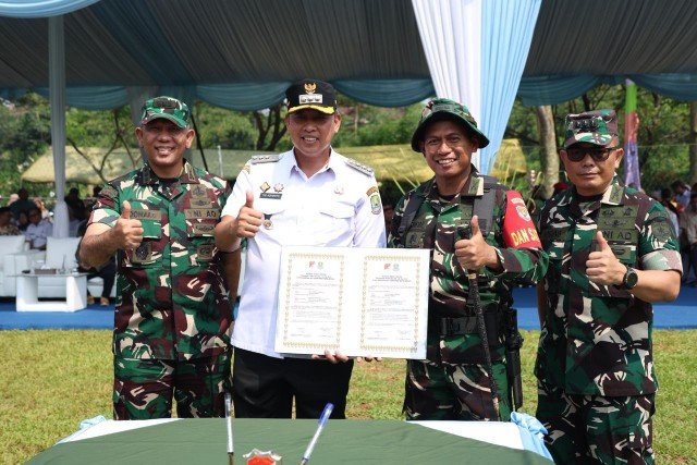 Wali Kota Bekasi, Tri Adhianto pada pembukaan program TMMD ke-128 tahun anggaran 2026, di Lapangan Eraska, Kranggan, Kecamatan Jatisampurna, Rabu (22/4/2026).(Foto: Humas Pemkot Bekasi)