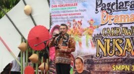 Wakil Wali Kota Bekasi, Abdul Harris Bobihoe saat menghadiri pagelaran drama kolosal bertajuk “Cakrawala Budaya Nusantara” di SMPN 38 Kota Bekasi.(Foto: Humas Pemkot Bekasi)