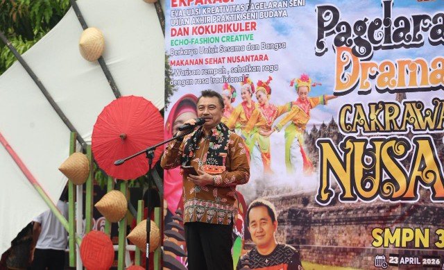 Wakil Wali Kota Bekasi, Abdul Harris Bobihoe saat menghadiri pagelaran drama kolosal bertajuk “Cakrawala Budaya Nusantara” di SMPN 38 Kota Bekasi.(Foto: Humas Pemkot Bekasi)