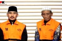 Tersangka kasus suap proyek ijon di Kabupaten Bekasi, Ade Kuswara Kunang dan ayahnya HM Kunang.(Foto: Istimewa)