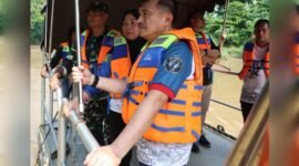 Wakil Wali Kota Bekasi Abdul Harris Bobihoe pada  kegiatan susur sungai, bersih-bersih Kali Bekasi, serta penanaman pohon di bantaran kali dalam rangka memperingati Hari Ulang Tahun (HUT) ke-29 Kota Bekasi.