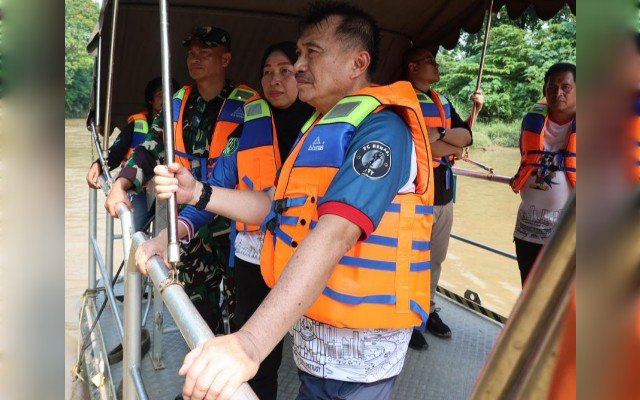 Wakil Wali Kota Bekasi Abdul Harris Bobihoe pada  kegiatan susur sungai, bersih-bersih Kali Bekasi, serta penanaman pohon di bantaran kali dalam rangka memperingati Hari Ulang Tahun (HUT) ke-29 Kota Bekasi.