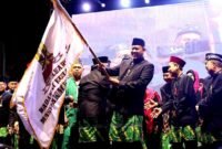 Wali Kota Bekasi Tri Adhianto dilantik  sebagai Ketua Umum Badan Kekeluargaan Masyarakat Kota Bekasi (BKMKB) bersamaan dengan perayaan Hari Lebaran Bekasi di Stadion Candrabhaga.(Foto: Humas Pemkot Bekasi)