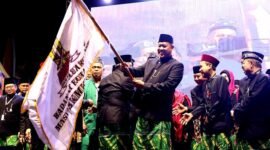 Wali Kota Bekasi Tri Adhianto dilantik  sebagai Ketua Umum Badan Kekeluargaan Masyarakat Kota Bekasi (BKMKB) bersamaan dengan perayaan Hari Lebaran Bekasi di Stadion Candrabhaga.(Foto: Humas Pemkot Bekasi)