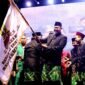Wali Kota Bekasi Tri Adhianto dilantik  sebagai Ketua Umum Badan Kekeluargaan Masyarakat Kota Bekasi (BKMKB) bersamaan dengan perayaan Hari Lebaran Bekasi di Stadion Candrabhaga.(Foto: Humas Pemkot Bekasi)