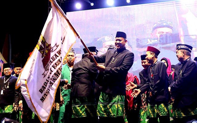 Wali Kota Bekasi Tri Adhianto dilantik  sebagai Ketua Umum Badan Kekeluargaan Masyarakat Kota Bekasi (BKMKB) bersamaan dengan perayaan Hari Lebaran Bekasi di Stadion Candrabhaga.(Foto: Humas Pemkot Bekasi)