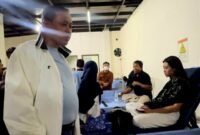 Wali Kota Bekasi Tri Adhianto menyapa pasien RSUD Kota Bekasi, korban tabrakan KRL di Stasiun Bekasi Timur, Senin (27/4/2206) malam.(Foto: Humas Pemkot Bekasi)