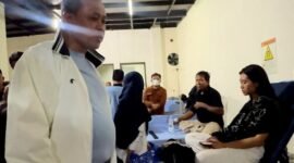 Wali Kota Bekasi Tri Adhianto menyapa pasien RSUD Kota Bekasi, korban tabrakan KRL di Stasiun Bekasi Timur, Senin (27/4/2206) malam.(Foto: Humas Pemkot Bekasi)