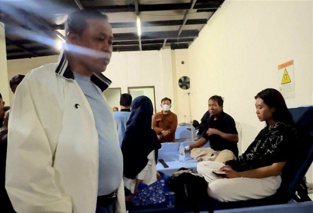 Wali Kota Bekasi Tri Adhianto menyapa pasien RSUD Kota Bekasi, korban tabrakan KRL di Stasiun Bekasi Timur, Senin (27/4/2206) malam.(Foto: Humas Pemkot Bekasi)