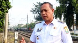 Wali Kota Bekasi Tri Adhianto di perlintasan Sebidang KA Bekasi Timur 