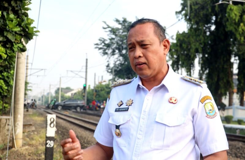 Wali Kota Bekasi Tri Adhianto di perlintasan Sebidang KA Bekasi Timur 