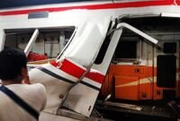 KRL Commuter Line ditabrak KA Agro Bromo Anggrek di Stasiun Bekasi Timur, Senin (27/4/2026) malam.(Foto: Istimewa)