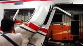 KRL Commuter Line ditabrak KA Agro Bromo Anggrek di Stasiun Bekasi Timur, Senin (27/4/2026) malam.(Foto: Istimewa)