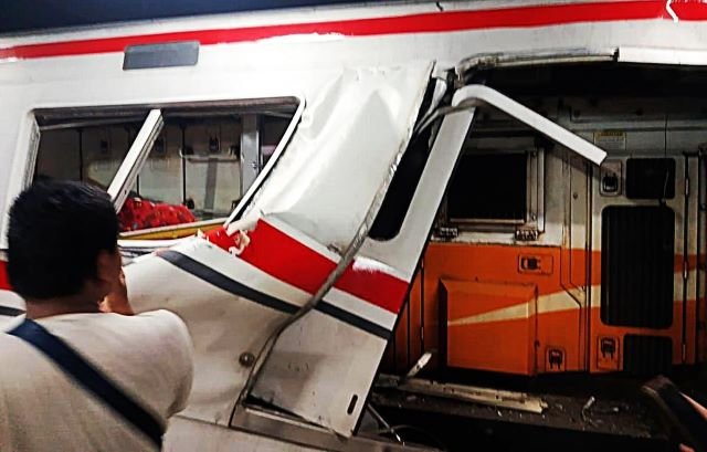 KRL Commuter Line ditabrak KA Agro Bromo Anggrek di Stasiun Bekasi Timur, Senin (27/4/2026) malam.(Foto: Istimewa)