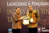 Wali Kota Bekasi, Tri Adhianto saat menerima penghargaan Indeks Kota Toleran (IKT) 2025 dari SETARA Institute, Rabu, 22 April 2026. (Foto: Humas Pemkot Bekasi)