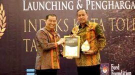 Wali Kota Bekasi, Tri Adhianto saat menerima penghargaan Indeks Kota Toleran (IKT) 2025 dari SETARA Institute, Rabu, 22 April 2026. (Foto: Humas Pemkot Bekasi)
