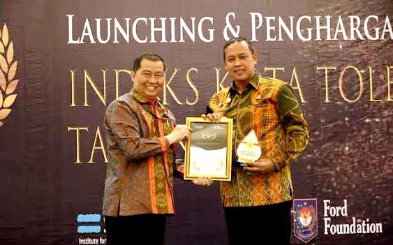 Wali Kota Bekasi, Tri Adhianto saat menerima penghargaan Indeks Kota Toleran (IKT) 2025 dari SETARA Institute, Rabu, 22 April 2026. (Foto: Humas Pemkot Bekasi)