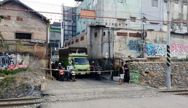 Ilustrasi Perlintasan Sebidang KA tidak ada petugas resmi.(Foto: Istimewa)