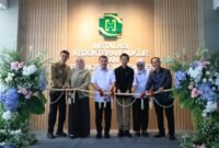 Wakil Wali Kota Bekasi Abdul Harris Bobihoe foto bersama Badan Pengawas Tenaga Nuklir (BAPETEN), Dinas Kesehatan Provinsi Jawa Barat, DPRD Kota Bekasi, jajaran manajemen RS Hermina Bekasi pada peresmian layanan Kedokteran Nuklir dan Teranostik Molekuler di Rumah Sakit Hermina Bekasi pada Rabu (15/4).(Foto: Humas Pemkot Bekasi)