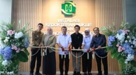 Wakil Wali Kota Bekasi Abdul Harris Bobihoe foto bersama Badan Pengawas Tenaga Nuklir (BAPETEN), Dinas Kesehatan Provinsi Jawa Barat, DPRD Kota Bekasi, jajaran manajemen RS Hermina Bekasi pada peresmian layanan Kedokteran Nuklir dan Teranostik Molekuler di Rumah Sakit Hermina Bekasi pada Rabu (15/4).(Foto: Humas Pemkot Bekasi)