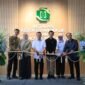 Wakil Wali Kota Bekasi Abdul Harris Bobihoe foto bersama Badan Pengawas Tenaga Nuklir (BAPETEN), Dinas Kesehatan Provinsi Jawa Barat, DPRD Kota Bekasi, jajaran manajemen RS Hermina Bekasi pada peresmian layanan Kedokteran Nuklir dan Teranostik Molekuler di Rumah Sakit Hermina Bekasi pada Rabu (15/4).(Foto: Humas Pemkot Bekasi)